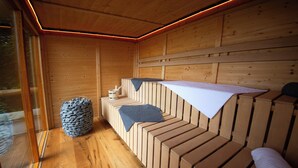 Una sauna de fusta amb seients i una paret de fusta.