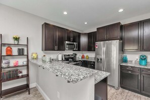 Frigorífic, microones, forn i placa de cuina 