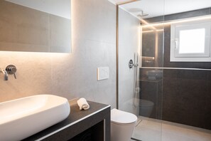 Dusche, Haartrockner, Handtücher, Seife