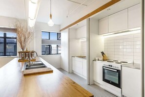 Microondas, horno, placa de cocina y lavavajillas