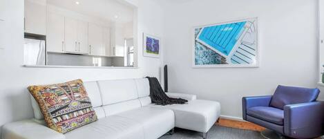 Téléviseur, lecteur de DVD, bureau