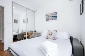 2 bedrooms, desk, iron/ironing board, WiFi