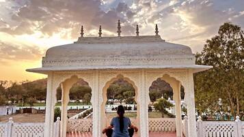 Deluxe Double Room, Garden View | Living area