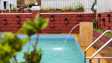 15 outdoor pools