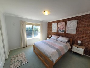 5 bedrooms, iron/ironing board, WiFi, bed sheets