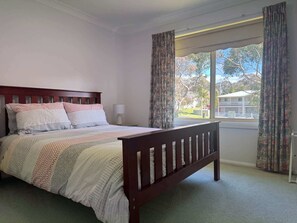 5 bedrooms, iron/ironing board, WiFi, bed sheets