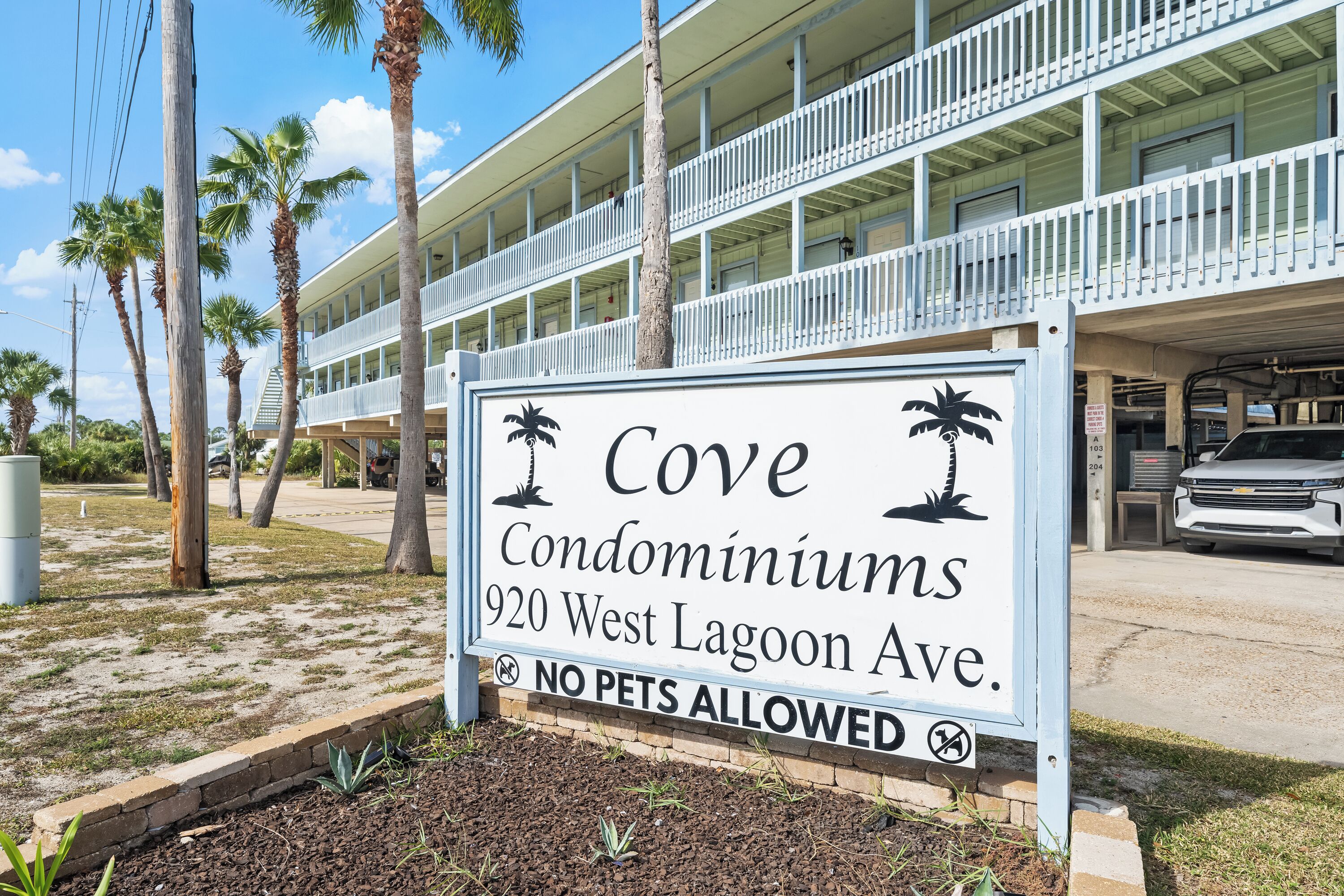 Señal de Cove Condominiums en el 920 de West Lagoon Ave. con un aviso de 'No se permiten mascotas'.