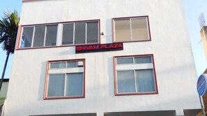 Um edifício de dois andares com uma placa indicando 