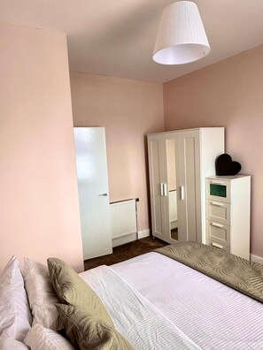 1 slaapkamer, een strijkplank/strijkijzer, gratis wifi, beddengoed