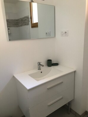 Douche, serviettes fournies, papier toilette