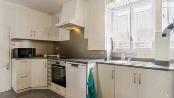 Réfrigérateur, micro-ondes, four, lave-vaisselle