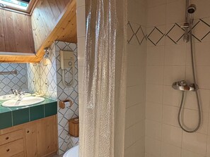 Secador de pelo, toallas