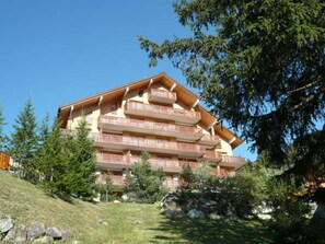 Situated on a hillside, this hotel offers stunning views of lush greenery and trees.