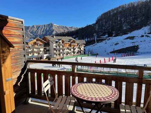 App. skis aux pieds avec piscine, balcon et WiFi