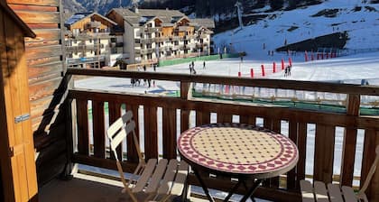 App. skis aux pieds avec piscine, balcon et WiFi