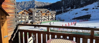 Ski-in apartment with pool, balcony, and WiFi