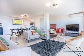 Smart TV, books - Superb 6 Bedroom Villa, Sea View, Swimming Pool & Pétanque, 5mn from the Beach (Lumio)