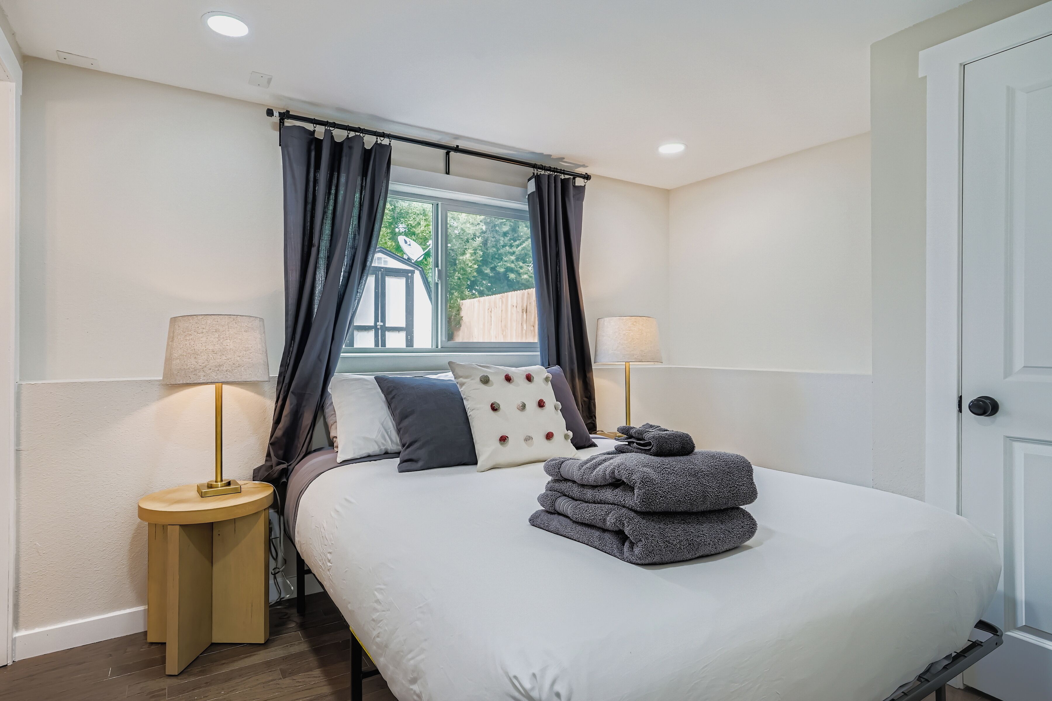 4 bedrooms, desk, iron/ironing board, travel crib