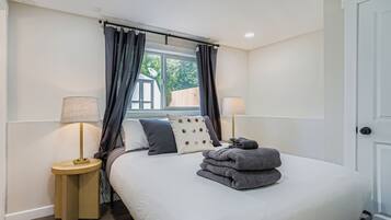 4 bedrooms, desk, iron/ironing board, travel crib