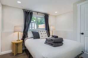 4 makuuhuonetta, työpöytä, silitysrauta/-lauta, vauvan matkasänky