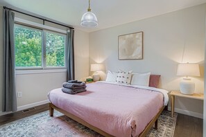 4 bedrooms, desk, iron/ironing board, travel crib