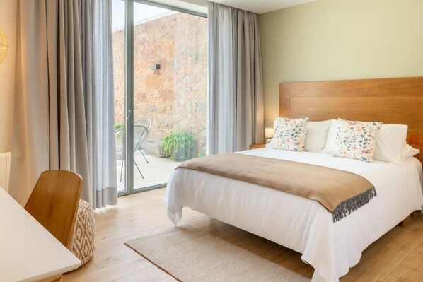 10 bedrooms, WiFi, bed sheets