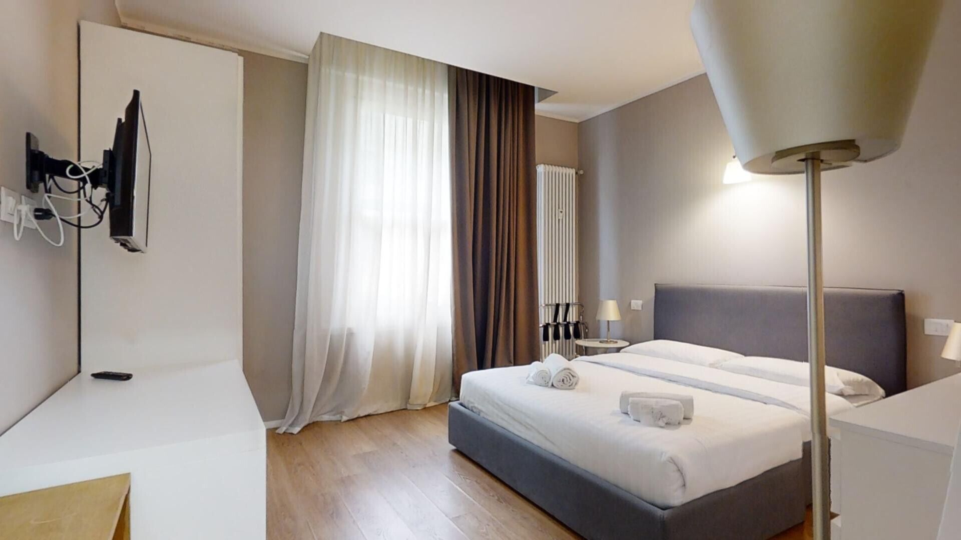 Escritorio, tabla de planchar con plancha, wifi gratis y ropa de cama 