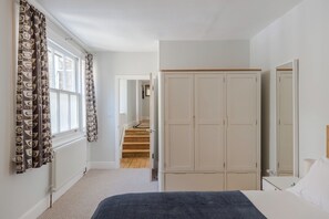 2 quartos, ferros/tábuas de passar roupa, Wi-Fi, roupa de cama