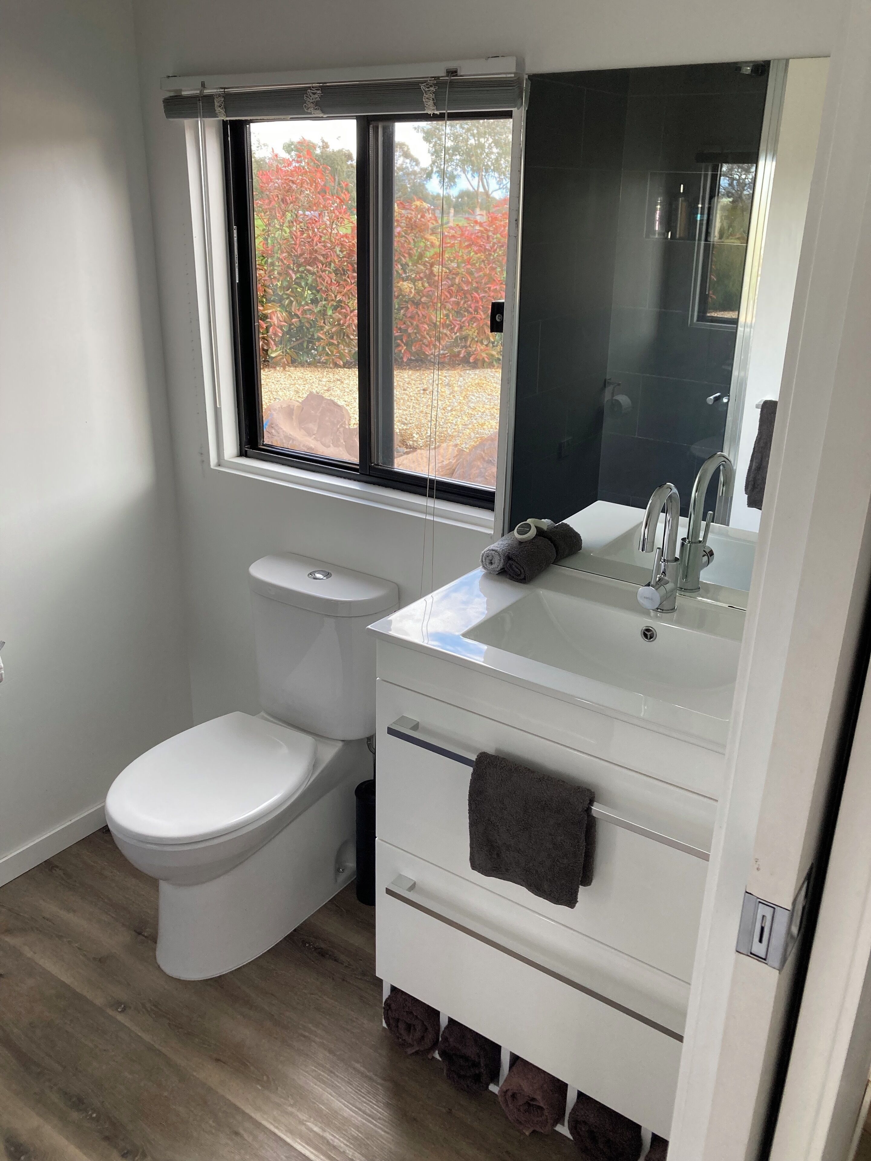 Douche, sèche-cheveux, serviettes fournies, savon