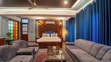 Traditional-Zimmer | Hochwertige Bettwaren, Betten mit Memory-Foam-Matratzen, Minibar