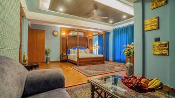 Royal-Zimmer | Hochwertige Bettwaren, Betten mit Memory-Foam-Matratzen, Minibar