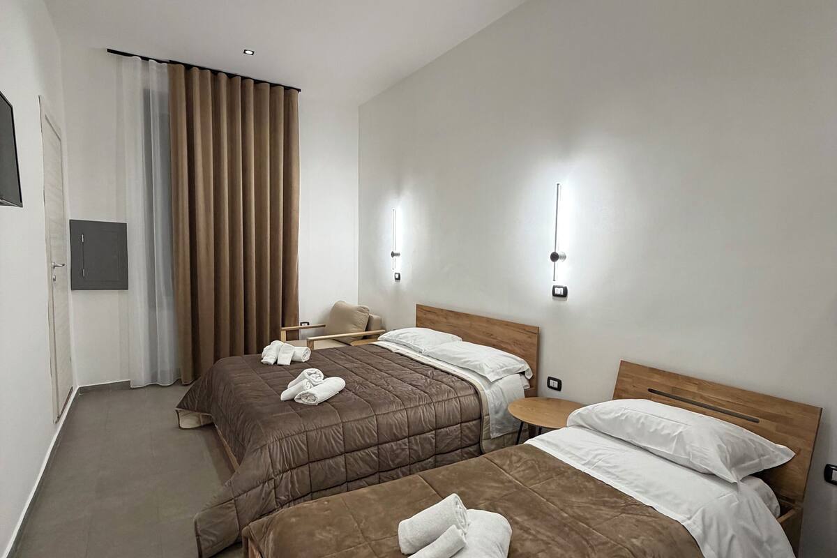 Kolmen hengen classic-huone, tupakointi kielletty, oma kylpyhuone | Työpöytä, äänieristys, ilmainen Wi-Fi, vuodevaatteet