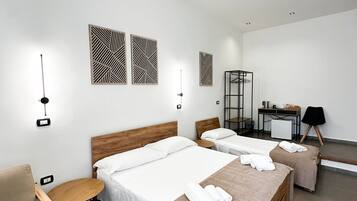 Classic-Dreibettzimmer, Nichtraucher, eigenes Bad | Schreibtisch, schallisolierte Zimmer, kostenloses WLAN, Bettwäsche