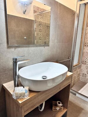 Classic Double Room | Desk, soundproofing, free WiFi, bed sheets - Welcome to i Colori di Napoli (Naples)