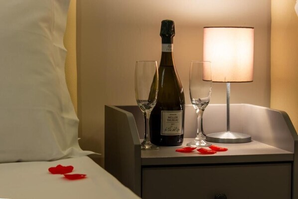 Desk, soundproofing, free WiFi, bed sheets - Welcome to i Colori di Napoli (Naples)