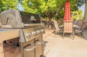 Outdoor dining - Large Family Home with Game Room (Page)