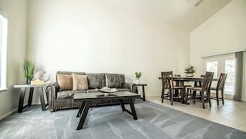Smart-TV, Kamin, Arbeitsbereiche