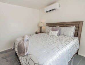 5 bedrooms, iron/ironing board, Internet - Large Family Home with Game Room (Page)