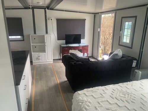 Comfy studio units on 10 acres of free space and only 5 minutes walk to CBD