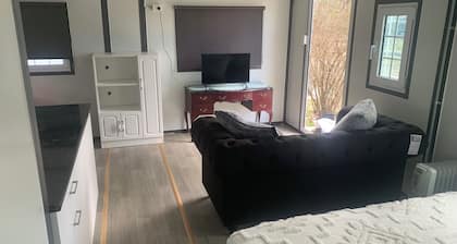 Comfy studio units on 10 acres of free space and only 5 minutes walk to CBD