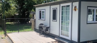 Comfy studio units on 10 acres of free space and only 5 minutes walk to CBD