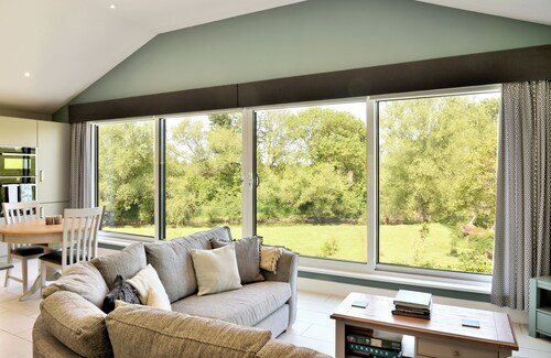 Cosy, relaxing dog friendly escape overlooking the river Severn.