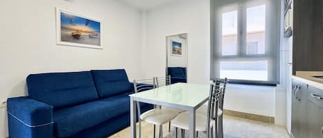 43 インチのスマートテレビ (ケーブル放送視聴可)