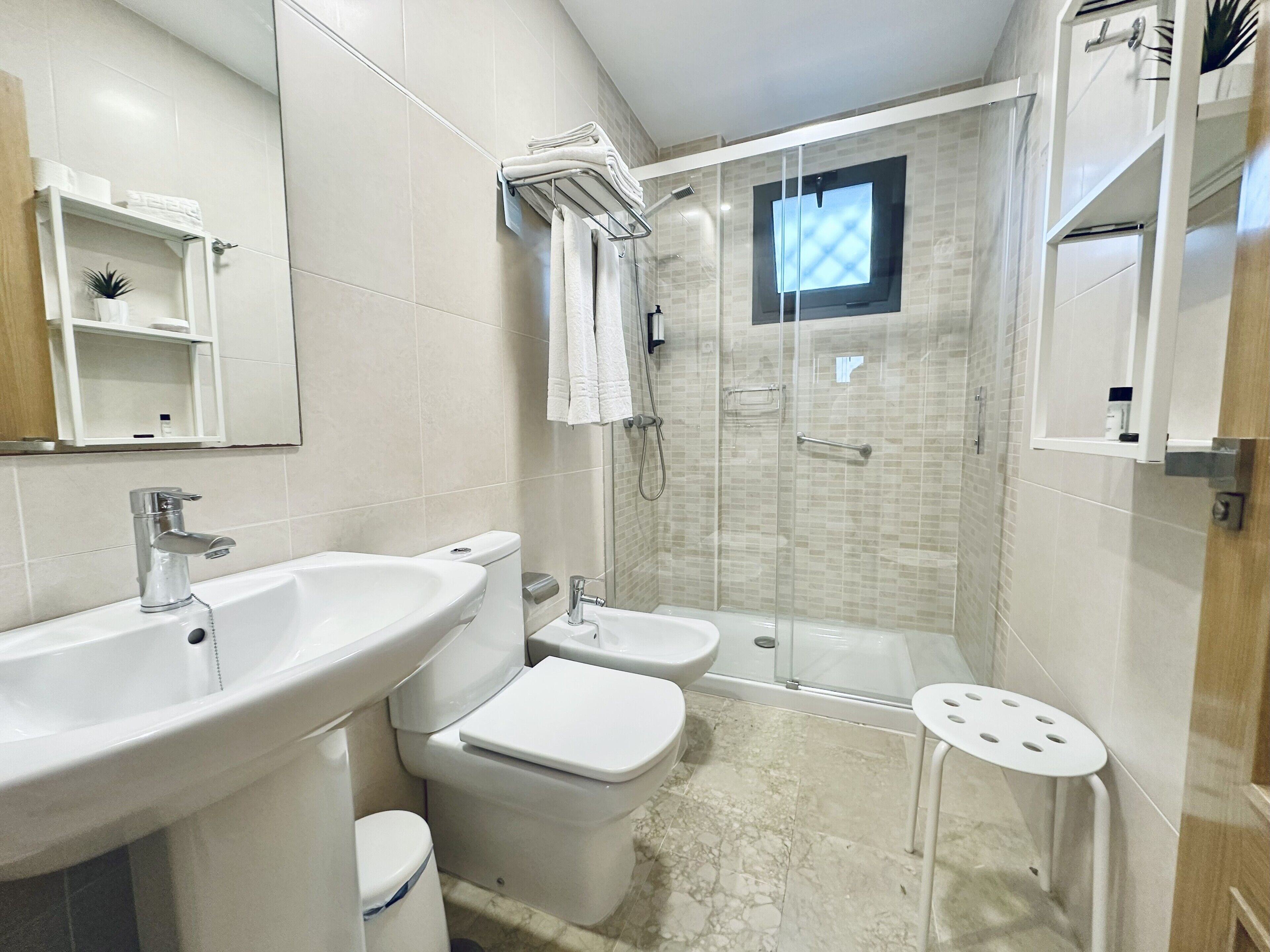 Habitación doble sin cocina | Baño | Ducha, secador de pelo, toallas y jabón
