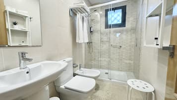 Habitación doble sin cocina | Baño | Ducha, secador de pelo, toallas y jabón