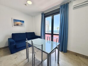 43-inch Smart TV with cable channels - Hotel Apartamentos Marina Luz (Chipiona)