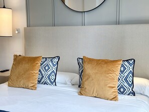 Eenvoudige kamer | Een kluis op de kamer, individueel gedecoreerd, individueel gemeubileerd