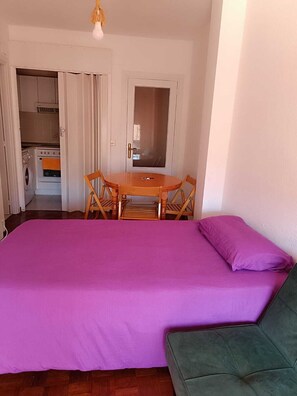 1 slaapkamer, een strijkplank/strijkijzer, wifi, beddengoed