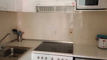Een microgolfoven, een oven, een kookplaat