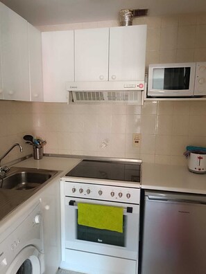 Micro-ondes, four, plaque de cuisson